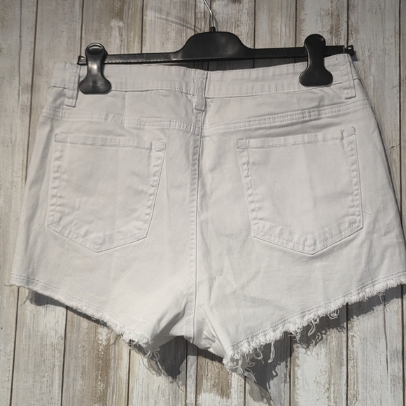 American Bazi white shorts size1x. - Picture 2 of 4